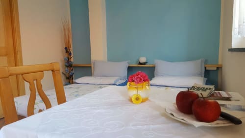 Camera doppia | Agritur Clementi, Trentino, azzurra, due letti singoli, Wifi gratuito, bagno privato con doccia, Tv, una comoda poltrona e mobilia in legno, portafinestra luminosa, balcone con ottima vista, appendiabiti, scrivania.