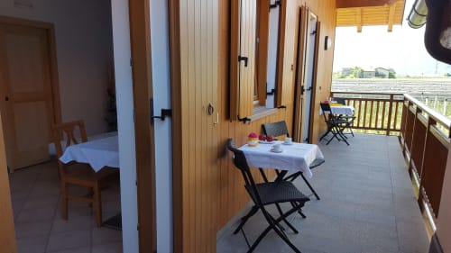 Camera doppia | Agritur Clementi, Trentino, azzurra, due letti singoli, Wifi gratuito, bagno privato con doccia, Tv, una comoda poltrona e mobilia in legno, portafinestra luminosa, balcone con ottima vista, appendiabiti, scrivania.