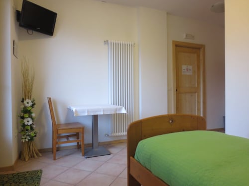 Camera singola | Agritur Clementi, camera singola, Trentino, verde, ampio bagno privato con doccia, televisore a parete, Wifi, appendiabiti, asciugacapelli, balcone con vista sul giardino.