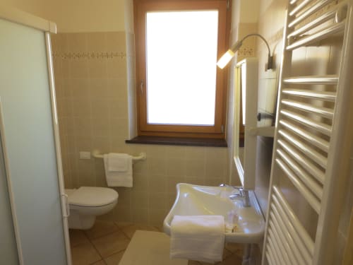 Camera singola | Agritur Clementi, camera singola, Trentino, verde, ampio bagno privato con doccia, televisore a parete, Wifi, appendiabiti, asciugacapelli, balcone con vista sul giardino.