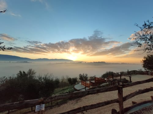 Corte Buenavista | appartamenti con vista sulle colline di Rieti, al confine tra Lazio e Umbria. Piscine private, salotto e cucina, bagno con doccia. Relax in mezzo alla natura, attivitá all'aperto.
