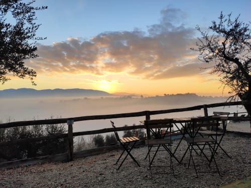 Corte Buenavista | appartamenti con vista sulle colline di Rieti, al confine tra Lazio e Umbria. Piscine private, salotto e cucina, bagno con doccia. Relax in mezzo alla natura, attivitá all'aperto.