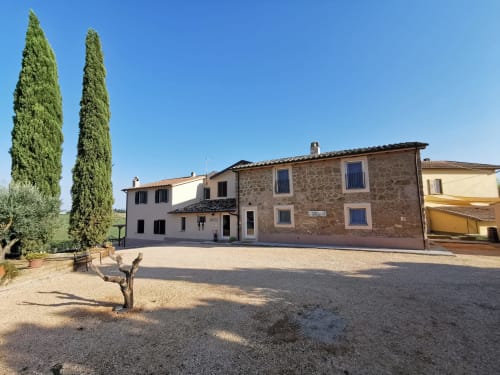 Corte Buenavista | appartamenti con vista sulle colline di Rieti, al confine tra Lazio e Umbria. Piscine private, salotto e cucina, bagno con doccia. Relax in mezzo alla natura, attivitá all'aperto.