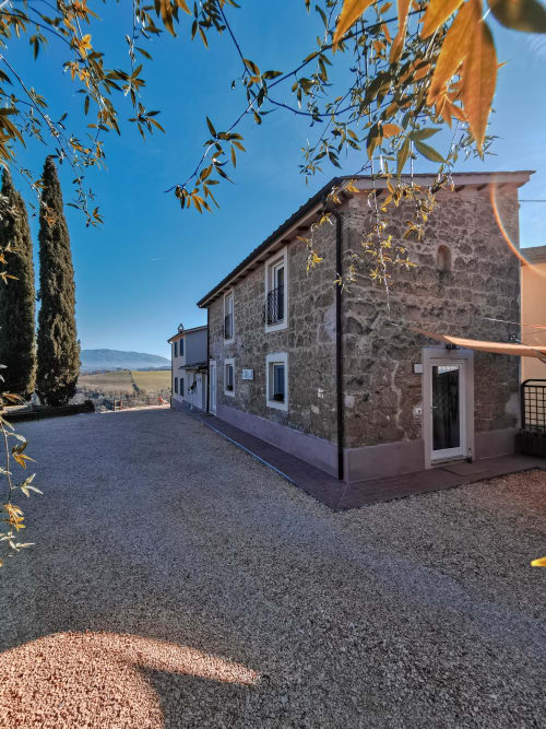 Corte Buenavista | appartamenti con vista sulle colline di Rieti, al confine tra Lazio e Umbria. Piscine private, salotto e cucina, bagno con doccia. Relax in mezzo alla natura, attivitá all'aperto.