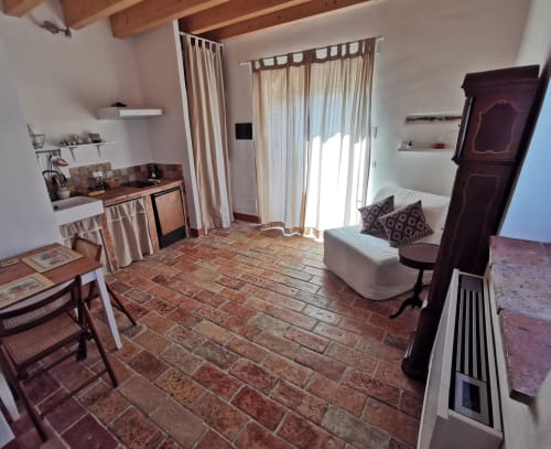 Terra | Corte Buenavista - camera matrimoniale con caminetto. Cucina, macchina del caffè, Wifi, bagno privato.