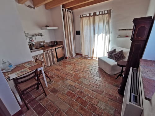 Terra | Corte Buenavista - camera matrimoniale con caminetto. Cucina, macchina del caffè, Wifi, bagno privato.