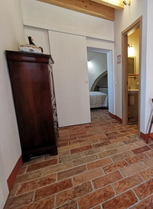 Terra | Corte Buenavista - camera matrimoniale con caminetto. Cucina, macchina del caffè, Wifi, bagno privato.