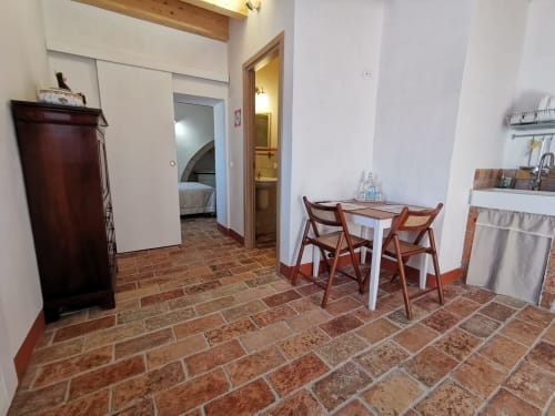 Terra | Corte Buenavista - camera matrimoniale con caminetto. Cucina, macchina del caffè, Wifi, bagno privato.