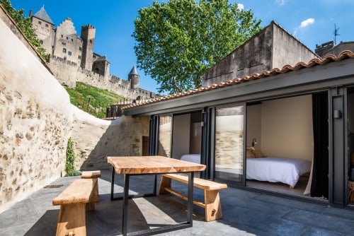 Déjeuner au soleil sur la terrasse du gîte, face à la cité médiévale de Carcassonne 