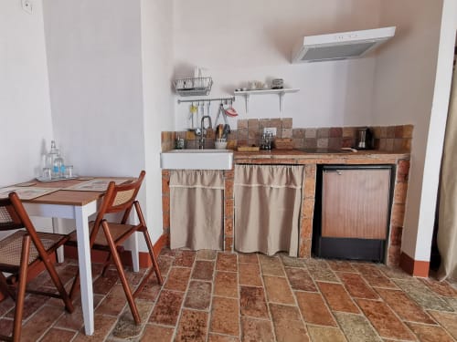Terra | Corte Buenavista - camera matrimoniale con caminetto. Cucina, macchina del caffè, Wifi, bagno privato.