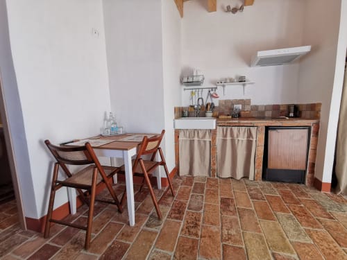 Terra | Corte Buenavista - camera matrimoniale con caminetto. Cucina, macchina del caffè, Wifi, bagno privato.