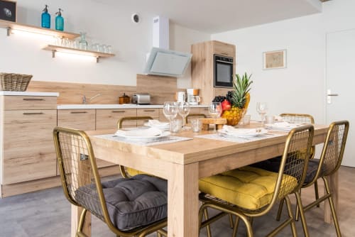 Cuisine équipée et salle à manger 