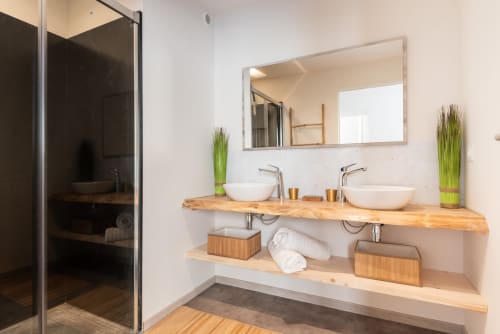 Spacieuse salle de bain avec double vasque - Décoration zen et cocooning