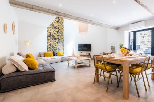 Espace cosy avec grands canapés, cuisine et table à manger