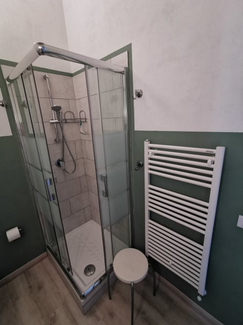 Nuvole | Corte Buenavista - appartamento luminoso con letti singoli o matrimoniale per 4 persone. Sala e bagno privato. Cucina, macchina del caffè, Wifi, piscina.
