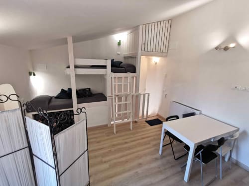 Nuvole | Corte Buenavista - appartamento luminoso con letti singoli o matrimoniale per 4 persone. Sala e bagno privato. Cucina, macchina del caffè, Wifi, piscina.