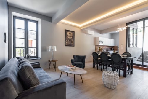Grand salon avec canapé et salle à manger avec cuisine ouverte - La terrasse de la tour pinte