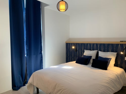 Vue de la chambre avec rideaux fermés 