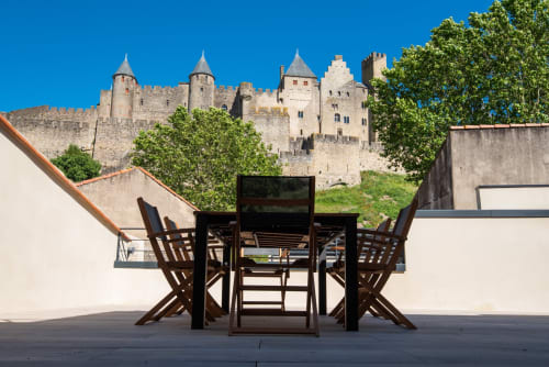 Salon de jardin avec vue imprenable sur la cité de Carcassonne