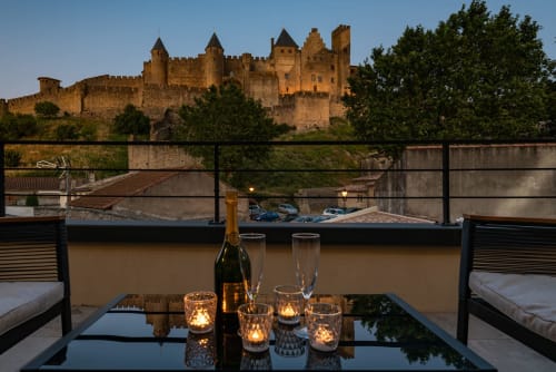 Vue sur la cité de Carcassonne en fin de journée - Verre en terrasse