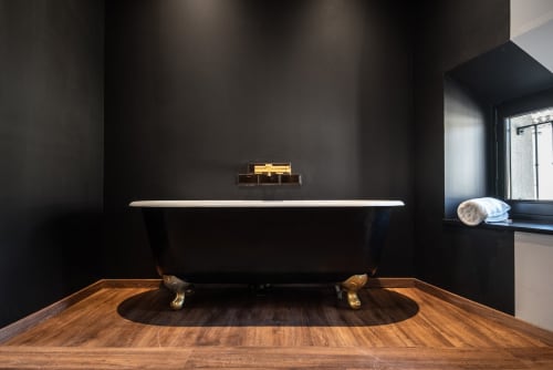 Salle de bain design avec baignoire à pattes de lion