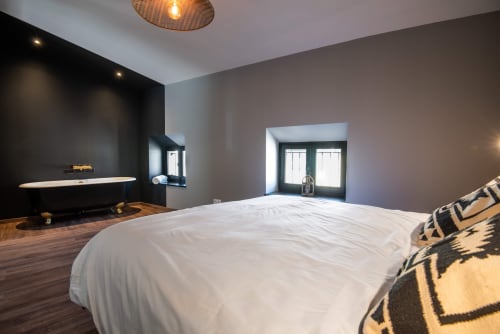 Chambre double couleurs noire et dorée avec baignoire 