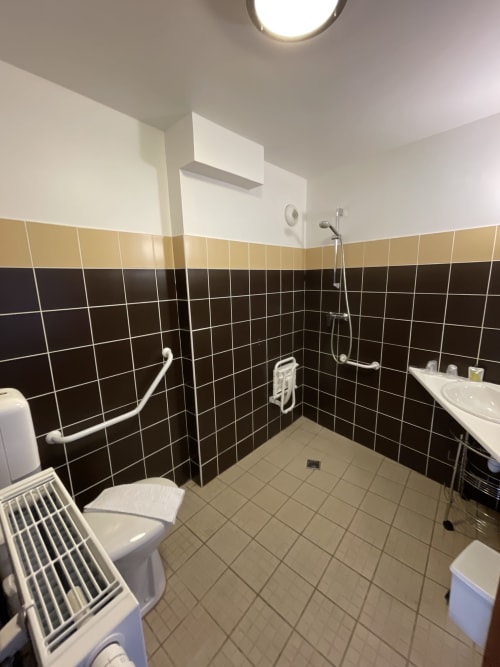 Salle de bain PMR, Le Campcardos, hôtel restaurant, auberge du Campcardos de Porta, Pyrénées, France