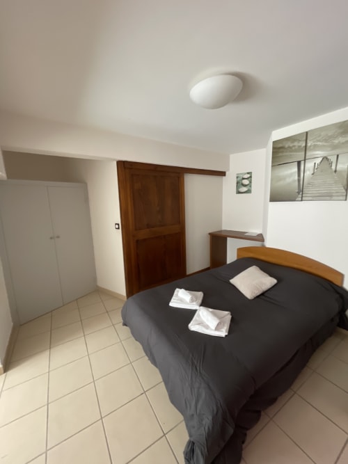 Chambre accès PMR, Le Campcardos, hôtel restaurant, auberge du Campcardos de Porta, Pyrénées, France