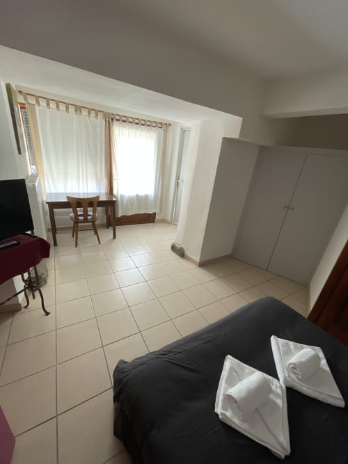 Chambre double, accès PMR, Le Campcardos, hôtel restaurant, auberge du Campcardos de Porta, Pyrénées, France
