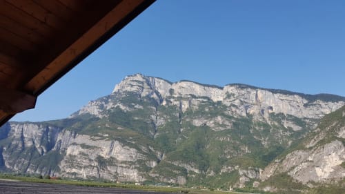 Camera doppia | Agritur Clementi, Trentino, azzurra, due letti singoli, Wifi gratuito, bagno privato con doccia, Tv, una comoda poltrona e mobilia in legno, portafinestra luminosa, balcone con ottima vista, appendiabiti, scrivania.