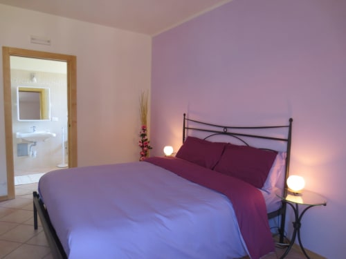 Camera doppia | Agritur Clementi, Trentino, lilla, un letto matrimoniale, Wifi, bagno privato con doccia, Tv schermo piatto, mobili in legno in sintonia con l’ambiente, appendiabiti, balcone con vista, camera matrimoniale vicino a Trento, camere in Trentino , Agritur In Trentino