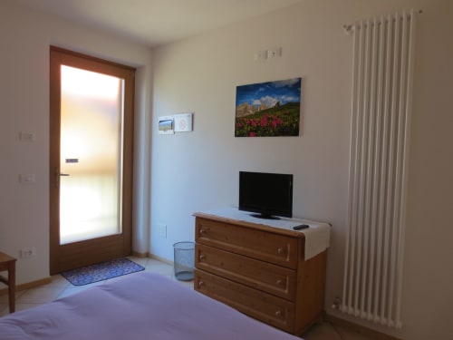 Camera doppia | Agritur Clementi, Trentino, lilla, un letto matrimoniale, Wifi, bagno privato con doccia, Tv schermo piatto, mobili in legno in sintonia con l’ambiente, appendiabiti, balcone con vista.