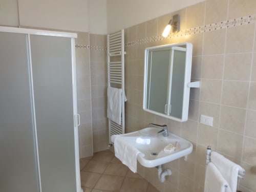 Camera doppia | Agritur Clementi, Trentino, lilla, un letto matrimoniale, Wifi, bagno privato con doccia, Tv schermo piatto, mobili in legno in sintonia con l’ambiente, appendiabiti, balcone con vista.