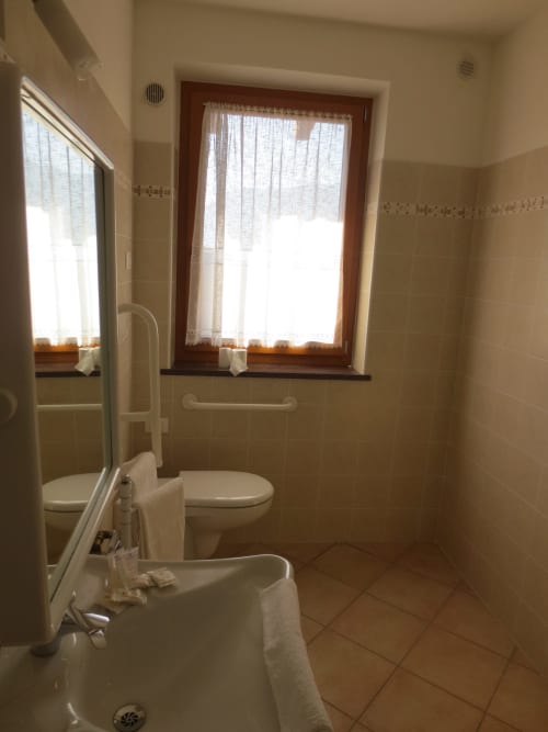 Camera doppia | Agritur Clementi, Trentino, lilla, un letto matrimoniale, Wifi, bagno privato con doccia, Tv schermo piatto, mobili in legno in sintonia con l’ambiente, appendiabiti, balcone con vista.