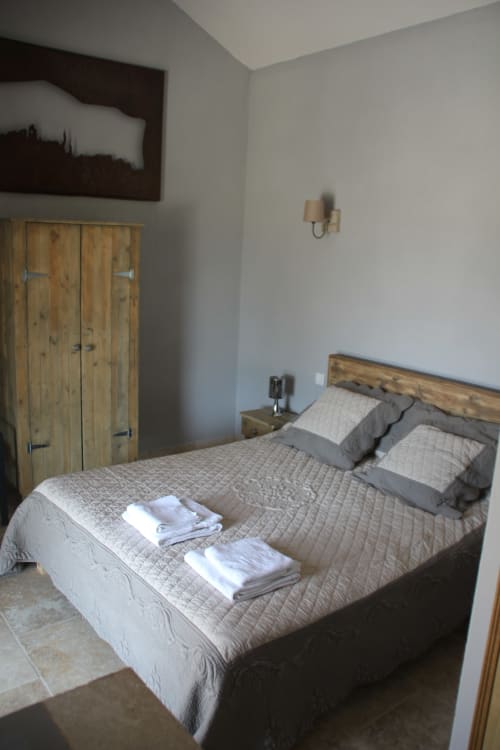 Chambre avec lit double et rangements
