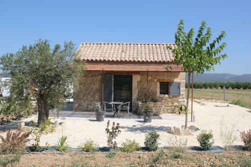 Petite maison en pierre au milieu de massif du lubéron