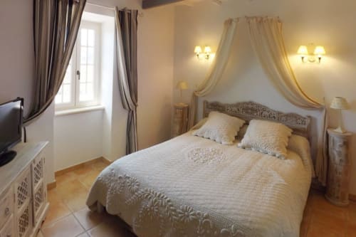 Chambre avec lit double couleur beige et taupe