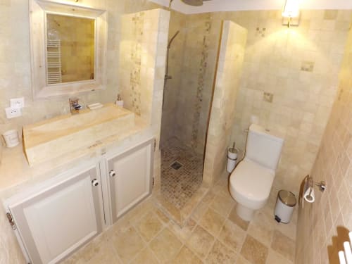 Salle d'eau avec douche et toilettes
