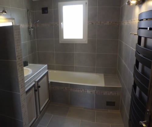 Salle de bain avec baignoire