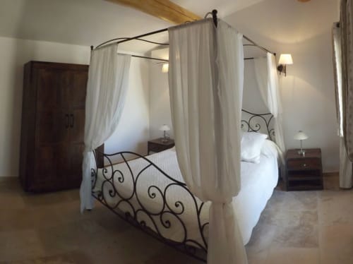 Chambre lit à baldaquin et armoire