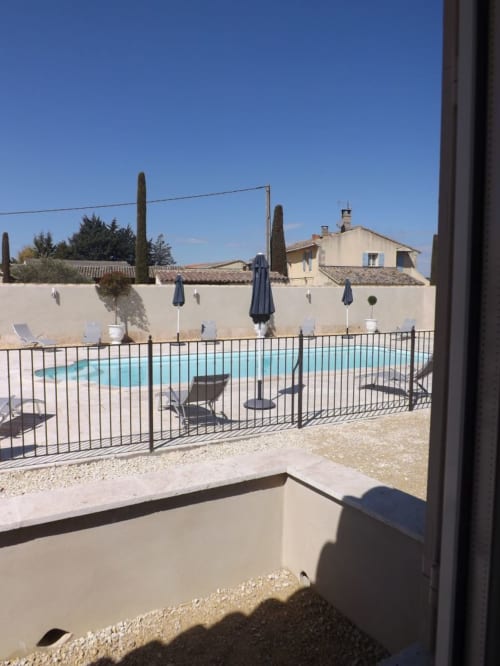 La piscine extérieure en été 