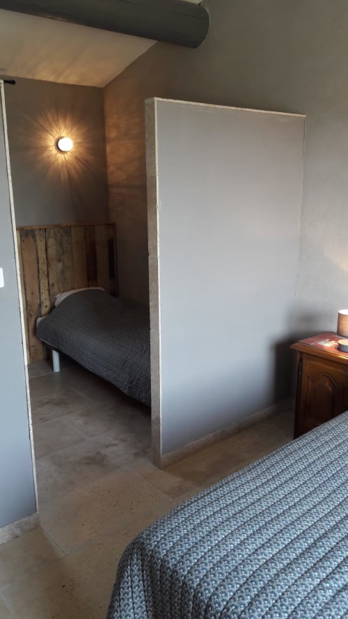 Chambre avec deux lits simples et un lit double