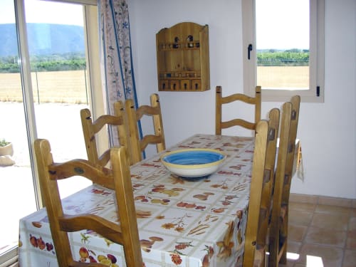 Salle à manger avec vue sur le massif du lubéron