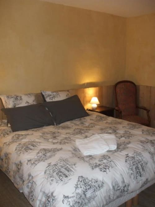 Lit double, chambre Cèdre, Chambre d'hôtes, Clermont Dessous, Les terrasses de Bessou.