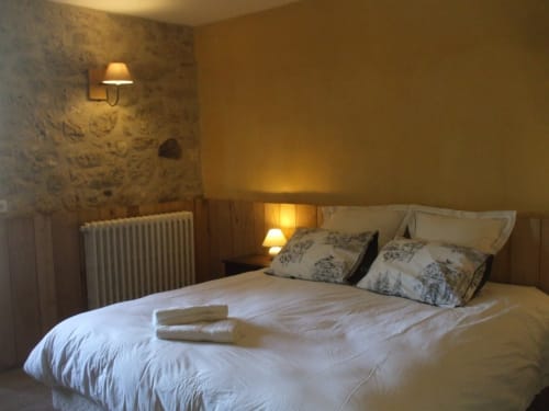 Lit double, chambre Cèdre, Chambre d'hôtes, Clermont Dessous, Les terrasses de Bessou.