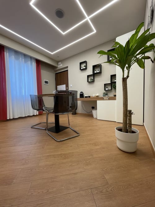 TH Luxury fly |  Catania, Sicilia. Soggiorno di coppia, elegante, moderno, comfort completo con letto matrimoniale e jacuzzi in camera. Bagno privato, doccia con cromoterapia, TV, WIfi, Minibar, Scrivania, Sala. Accessibile ai disabili. Pacchetti di benvenuto con sorprese romantiche.