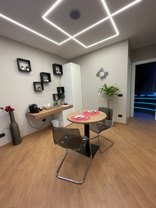 TH Luxury fly |  Catania, Sicilia. Soggiorno di coppia, elegante, moderno, comfort completo con letto matrimoniale e jacuzzi in camera. Bagno privato, doccia con cromoterapia, TV, WIfi, Minibar, Scrivania, Sala. Accessibile ai disabili. Pacchetti di benvenuto con sorprese romantiche.