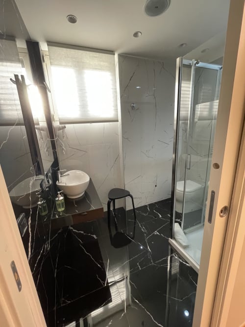 TH Luxury fly |  Catania, Sicilia. Soggiorno di coppia, elegante, moderno, comfort completo con letto matrimoniale e jacuzzi in camera. Bagno privato, doccia con cromoterapia, TV, WIfi, Minibar, Scrivania, Sala. Accessibile ai disabili. Pacchetti di benvenuto con sorprese romantiche.