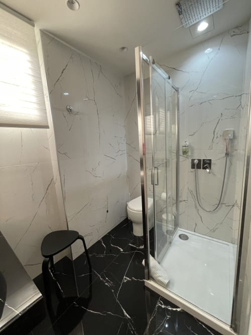 TH Luxury fly |  Catania, Sicilia. Soggiorno di coppia, elegante, moderno, comfort completo con letto matrimoniale e jacuzzi in camera. Bagno privato, doccia con cromoterapia, TV, WIfi, Minibar, Scrivania, Sala. Accessibile ai disabili. Pacchetti di benvenuto con sorprese romantiche.