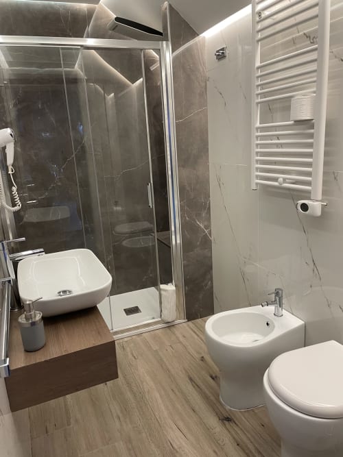 TH Luxury rooms |  Suite Acqua Marina | Giardini Naxos, Sicilia. Soggiorno di coppia, elegante, moderno, comfort completo con letto matrimoniale e jacuzzi in camera. Bagno privato, doccia con cromoterapia, TV, WIfi, Minibar, Scrivania, Sala. Accessibile ai disabili. Pacchetti di benvenuto con sorprese romantiche.